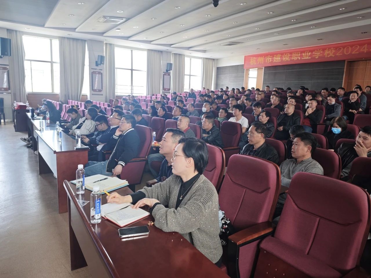 向光而行，再启新程 | 南鸿装饰3月项目经理会议暨最美家人表彰大会圆满举行